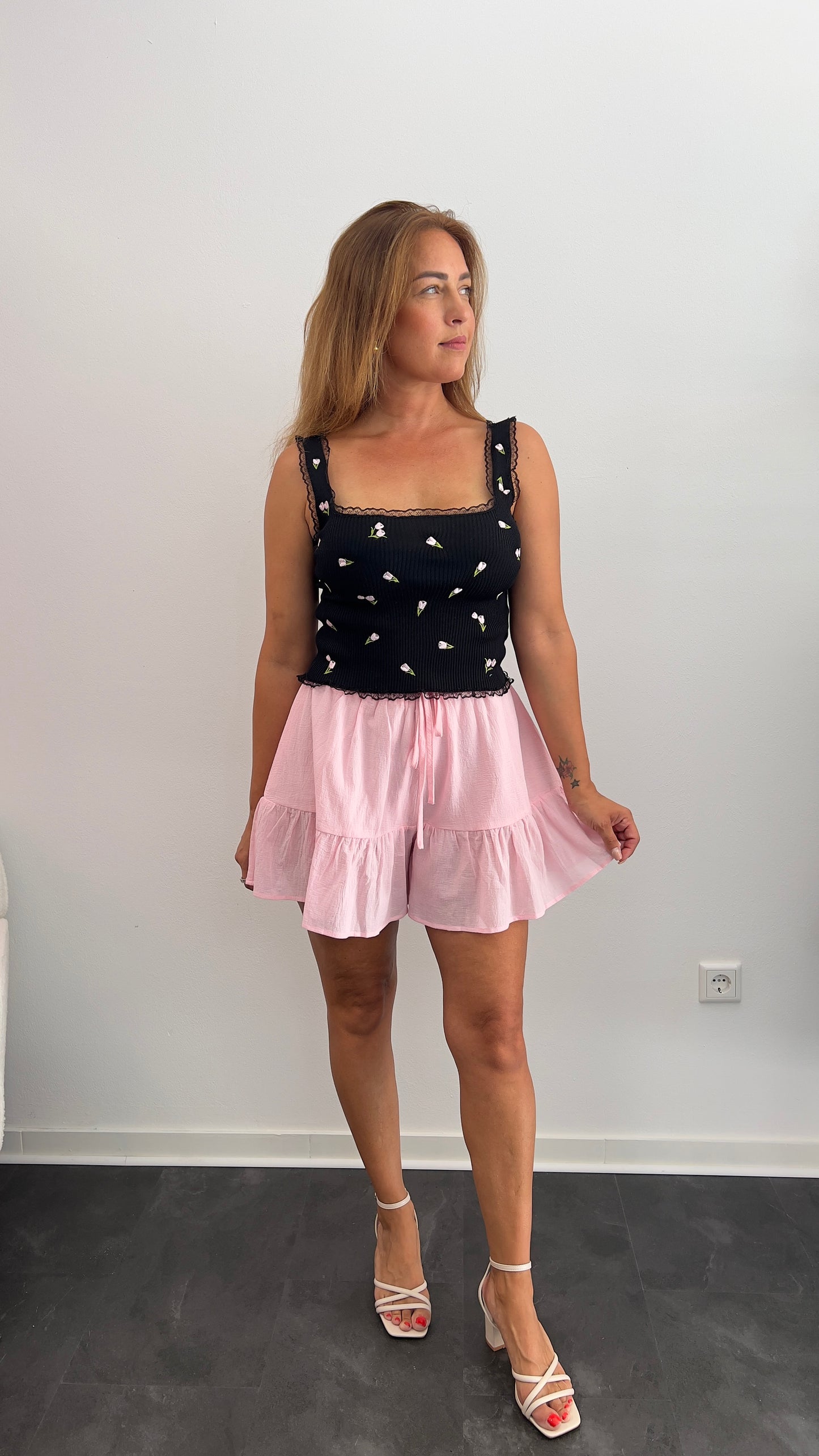 Cropped Top mit Stickerei & Spitzenkante – Schwarz mit Blumen