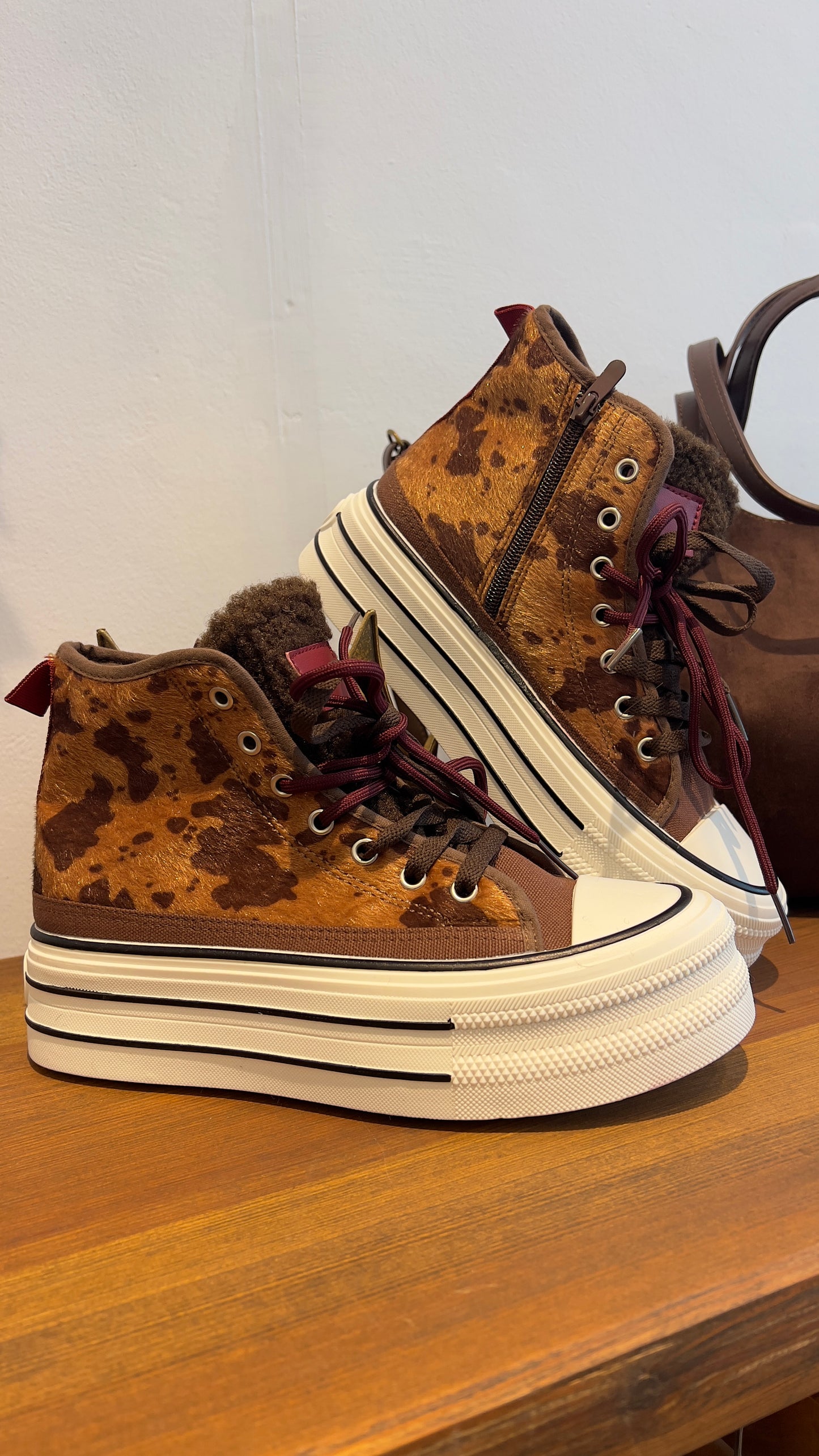 Chunky High-Top Sneaker im Kuhfell-Look – Braun/Creme