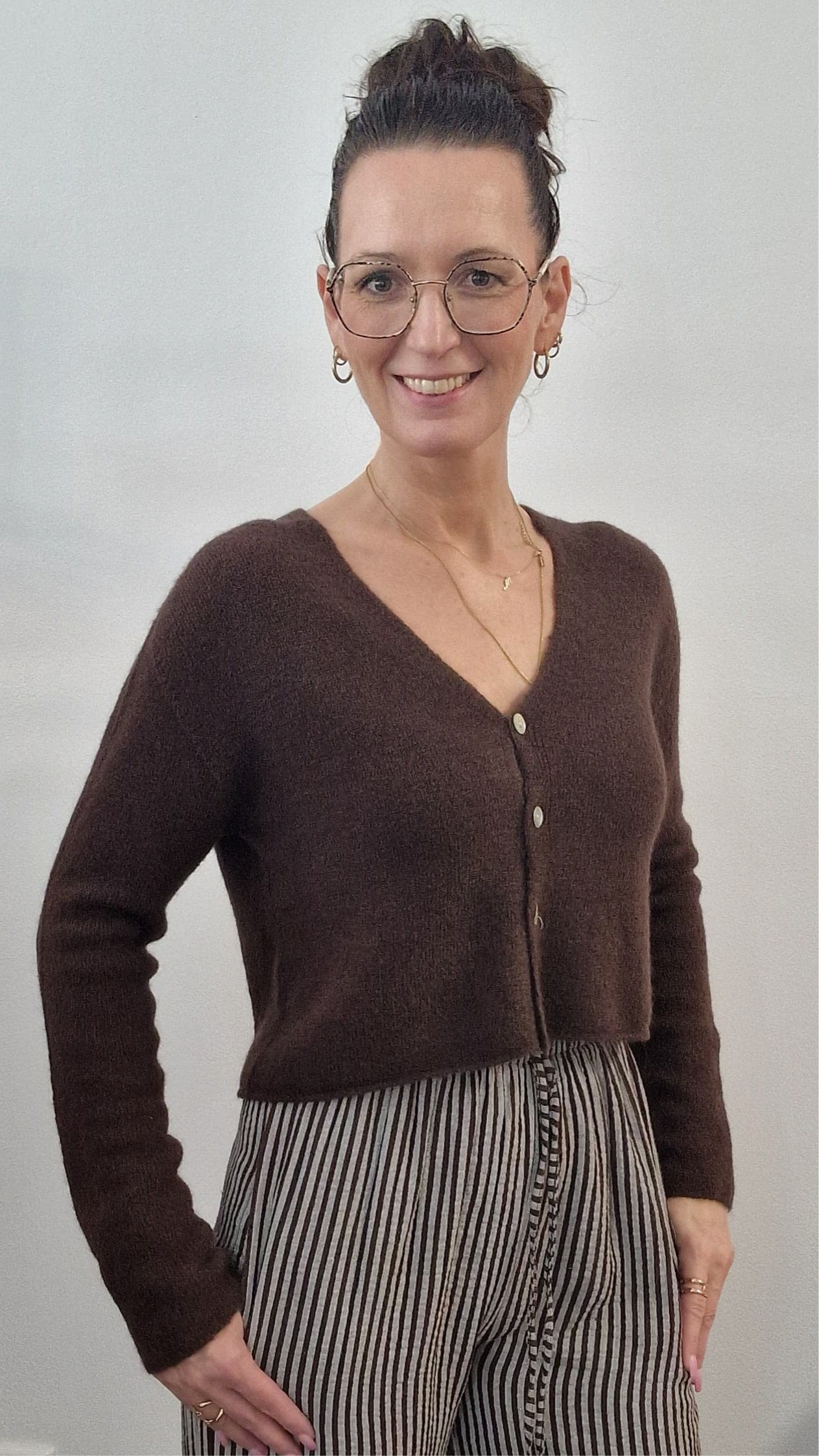 Kuscheliger Cardigan in Schokobraun – V-Ausschnitt & Knopfleiste