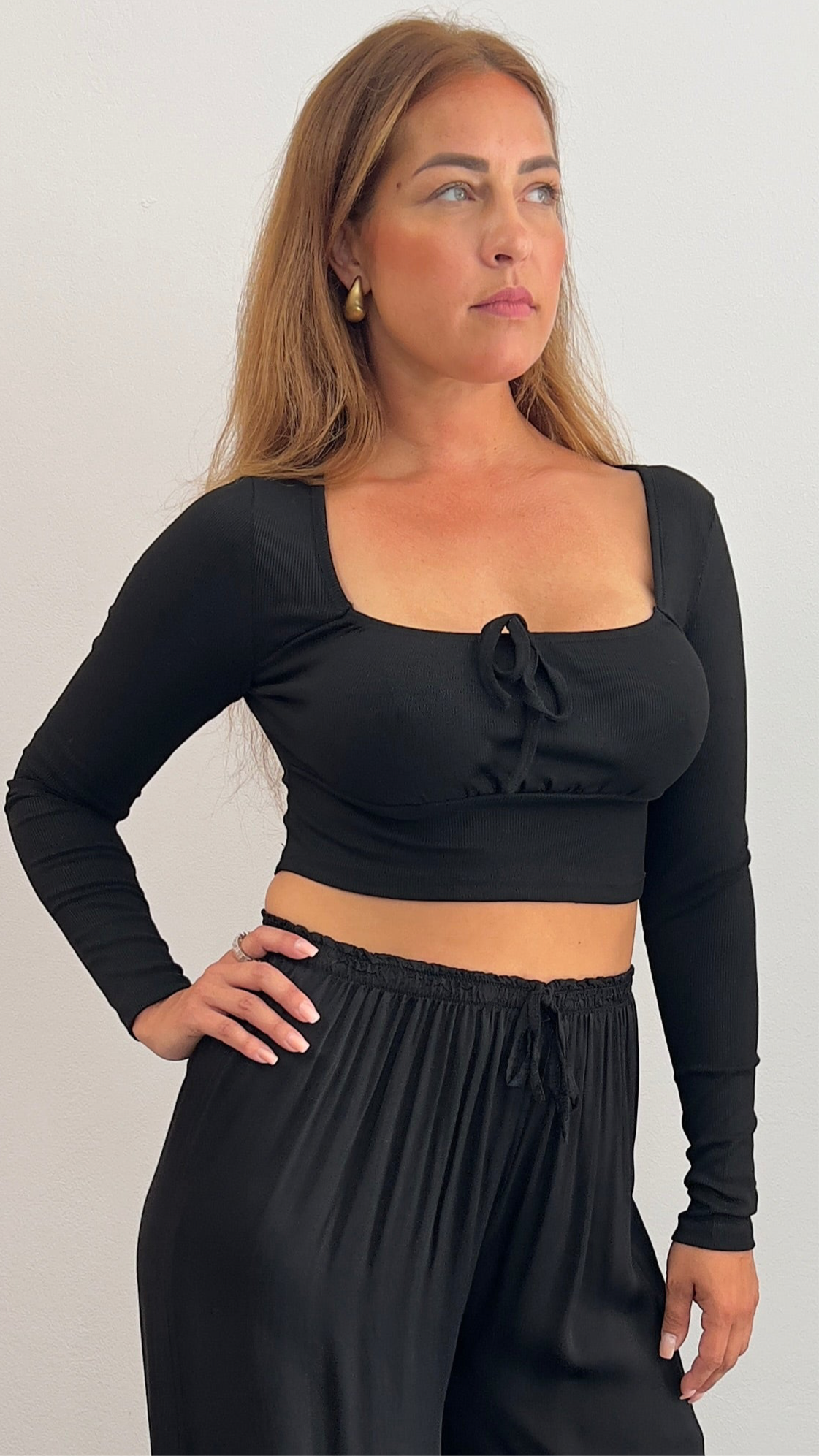 Cropped Longsleeve Shirt mit Raffung – Schwarz