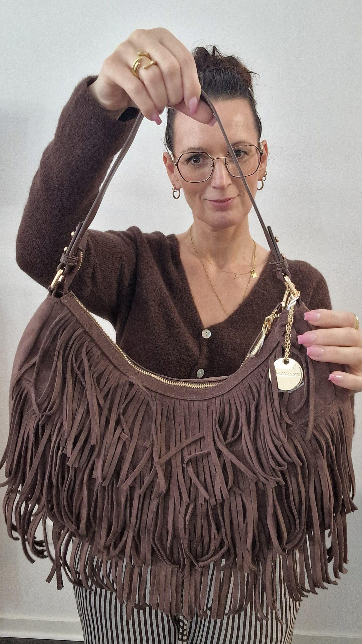 Fransen-Schultertasche aus Kunst-Veloursleder – mit Schulterriemen in Gold