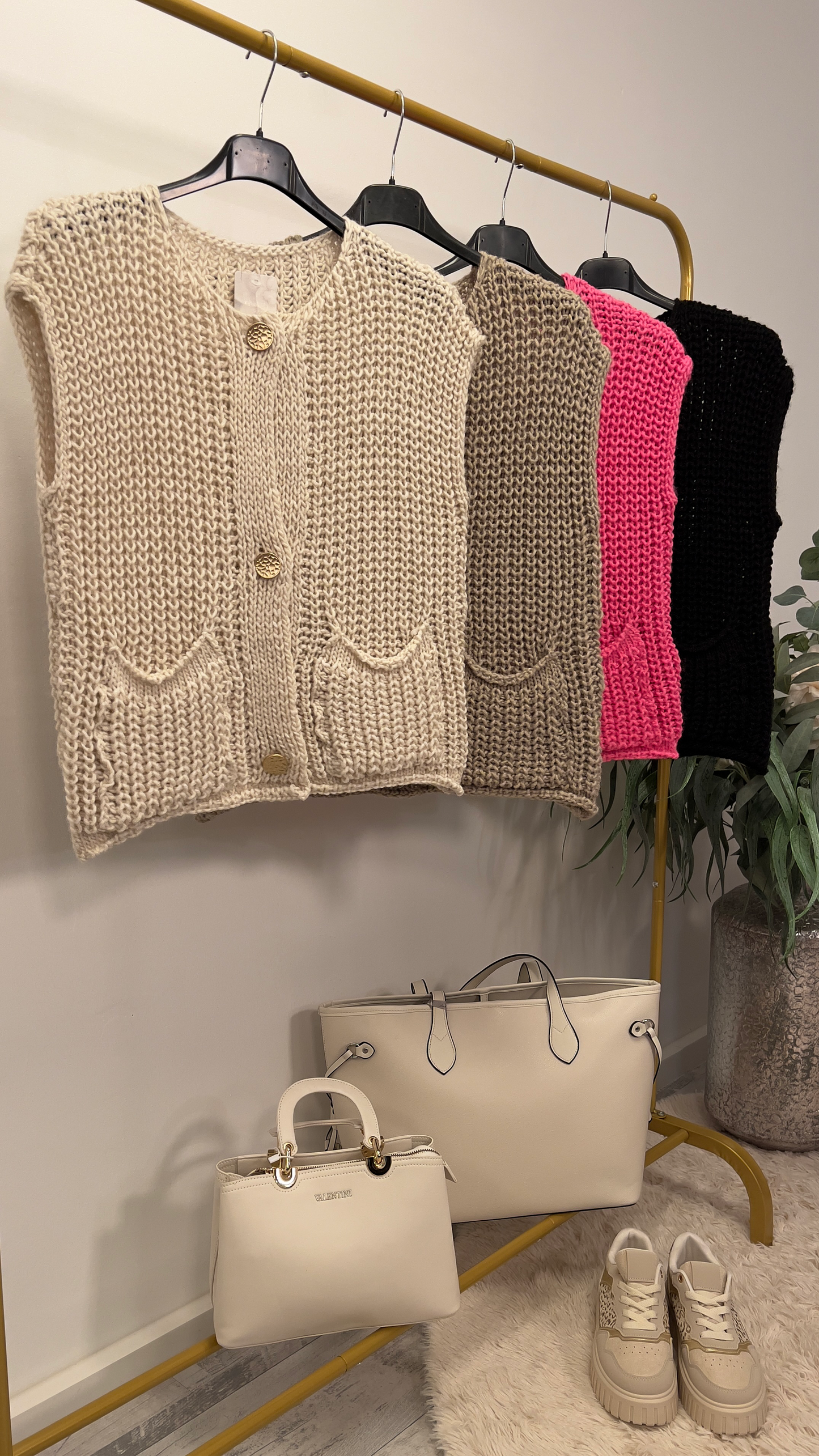 Strick-Weste mit goldenen Knöpfen