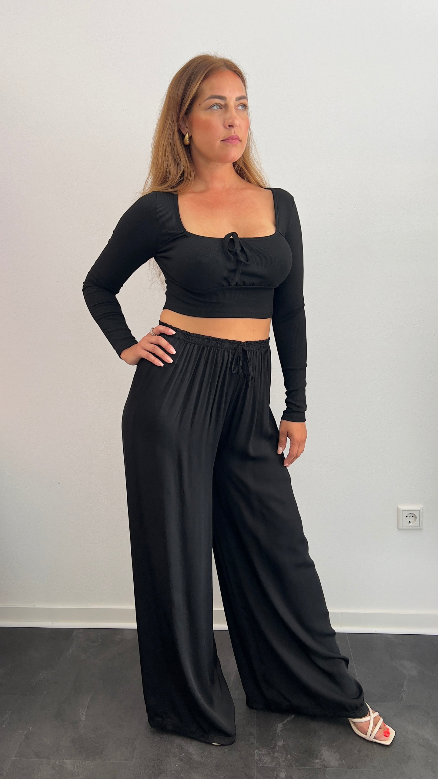 Cropped Longsleeve Shirt mit Raffung – Schwarz