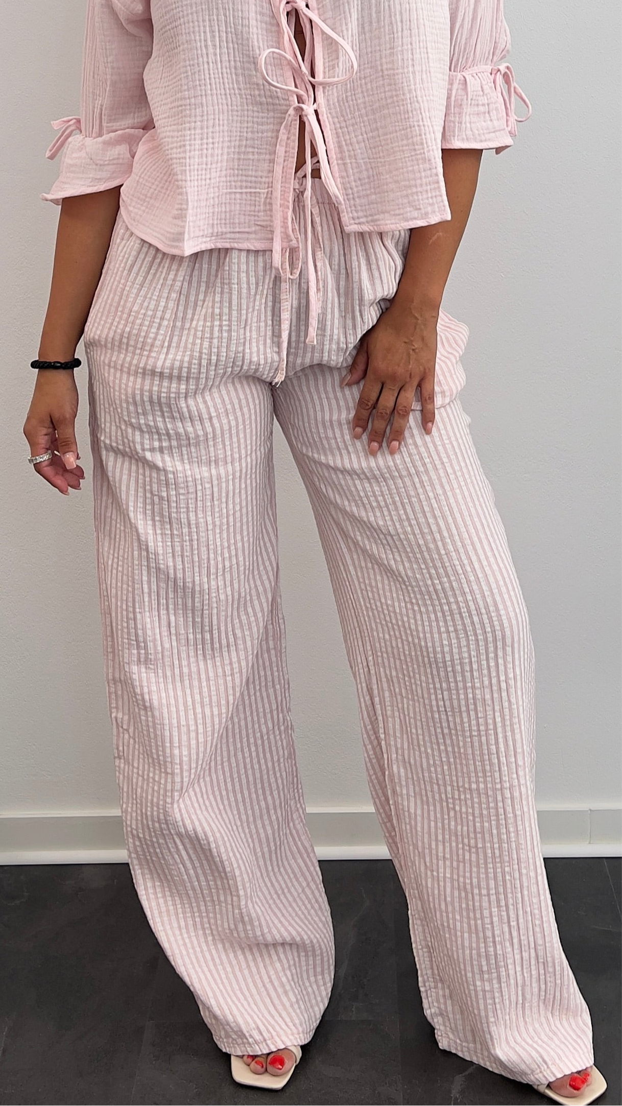 Weit geschnittene Musselin-Hose mit Streifen – Rosa/Weiß
