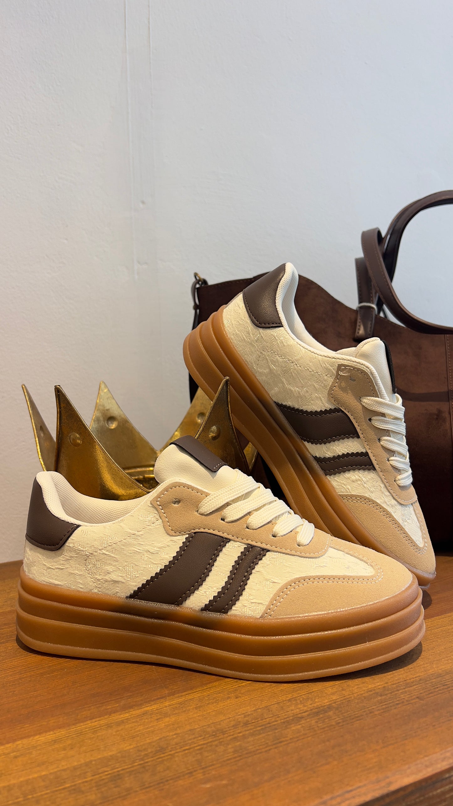 Retro-Sneaker mit Strukturstoff – Creme/Braun