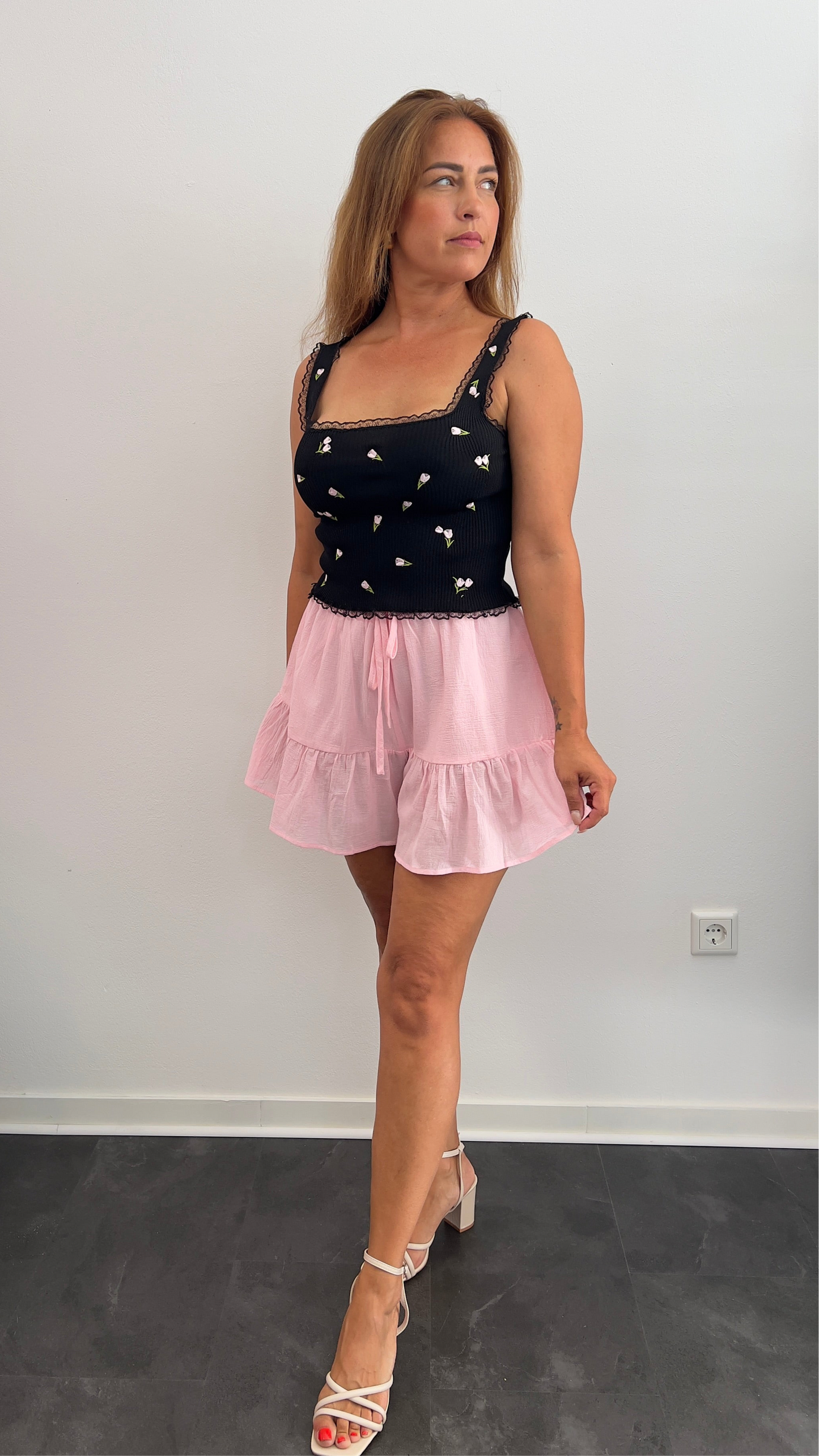 Cropped Top mit Stickerei & Spitzenkante – Schwarz mit Blumen