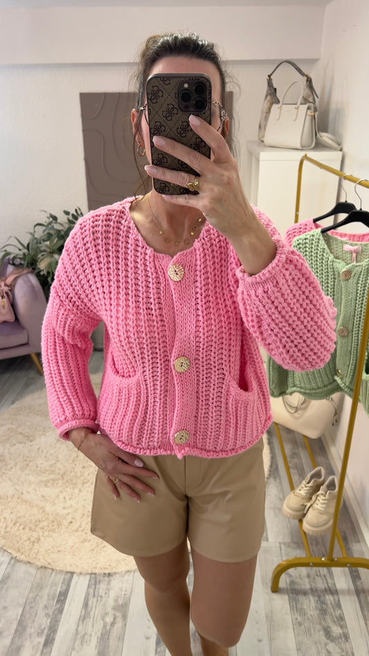 Strickjacke mit goldenen Knöpfen