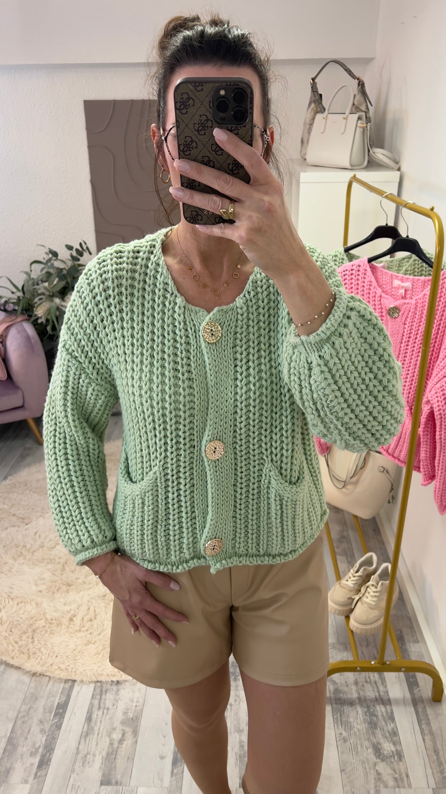 Strickjacke mit goldenen Knöpfen