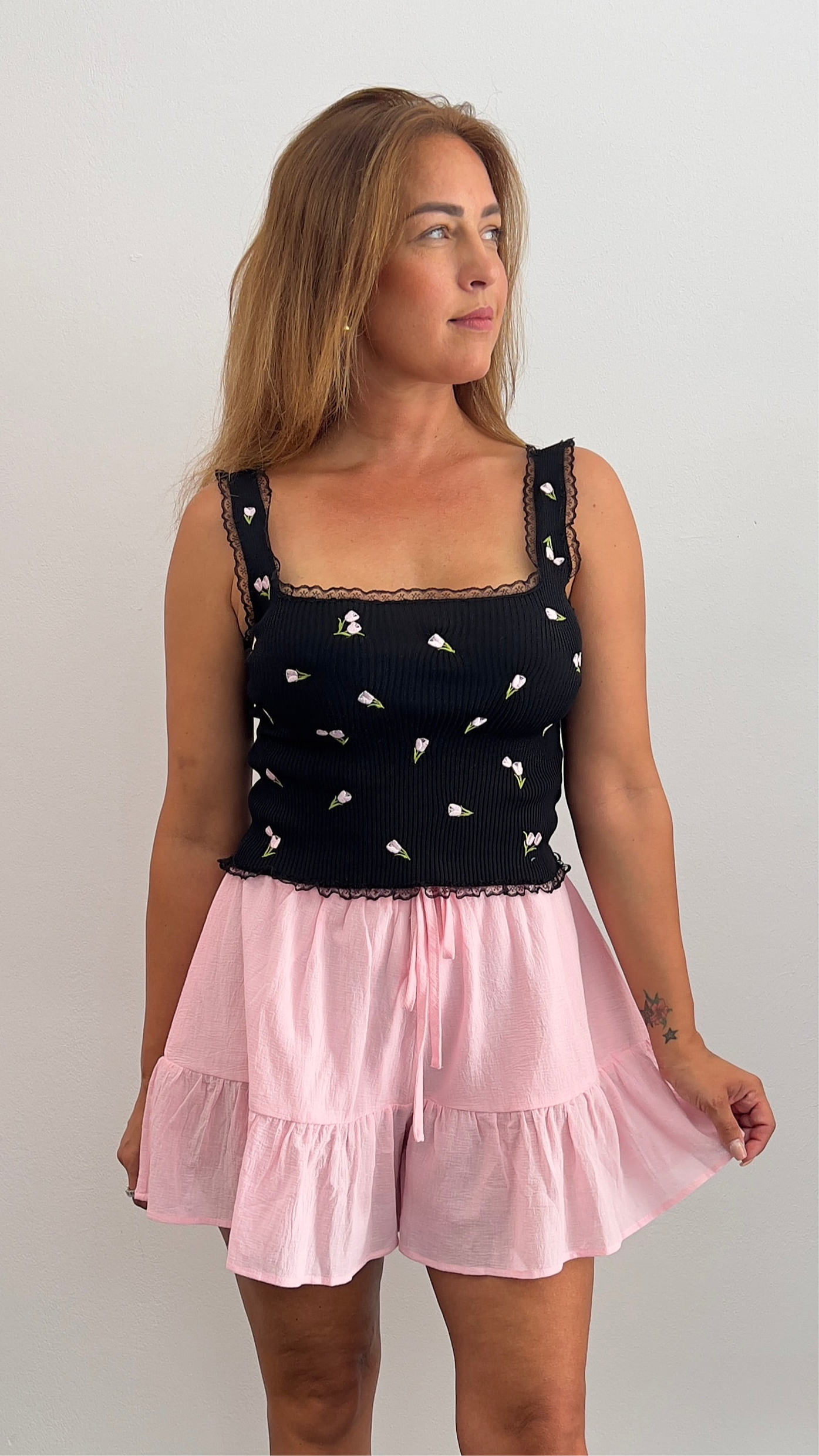 Cropped Top mit Stickerei & Spitzenkante – Schwarz mit Blumen