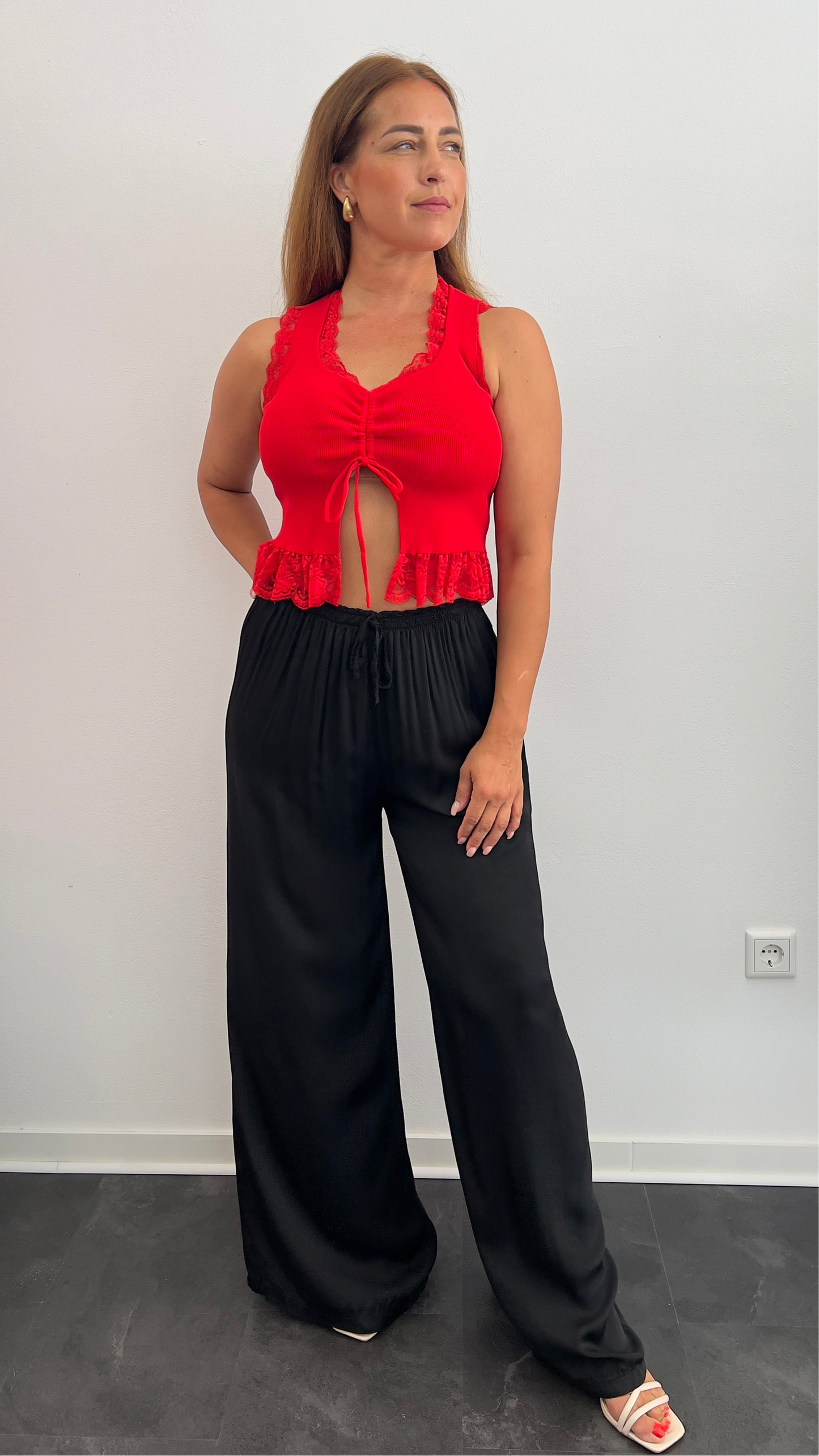 Cropped Top mit Spitze & Raffung – Schwarz oder Rot