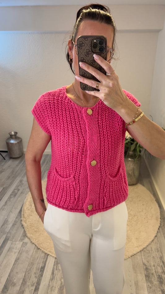 Strick-Weste mit goldenen Knöpfen